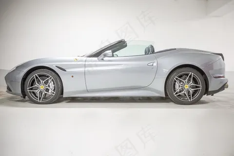 银色法拉利跑车图片 银色法拉利跑车图片