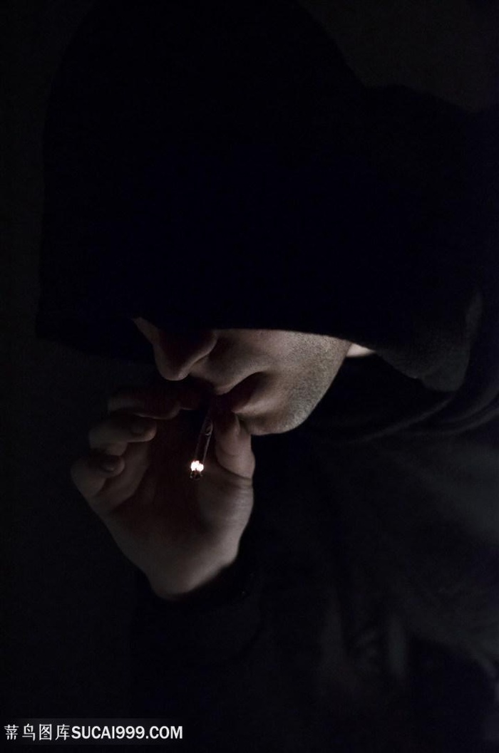 黑暗中抽烟的男子