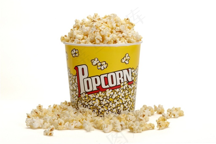 装满纸杯散落的爆米花高清图片