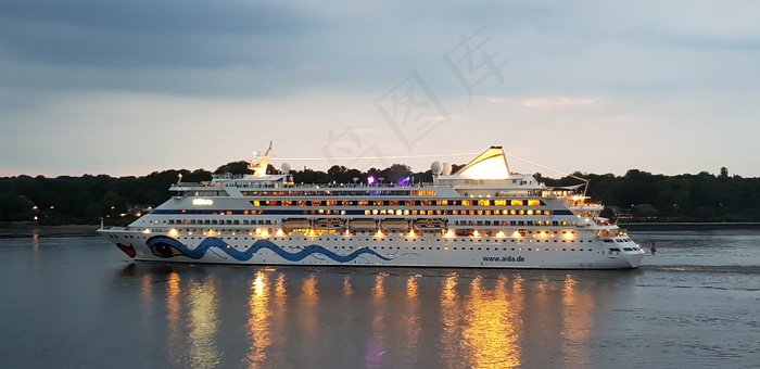 中型旅游客船图片