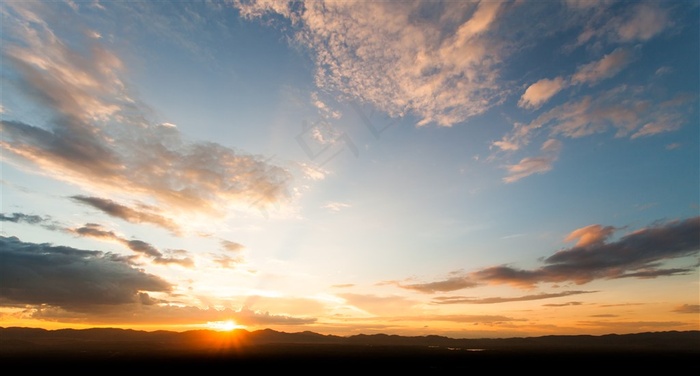 傍晚的夕阳和天空高清图片