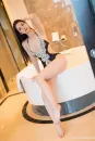 坐在浴缸上的性感美女喜欢猫图片