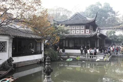 古建筑前的池水