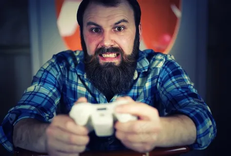 正在玩游戏的国外男人