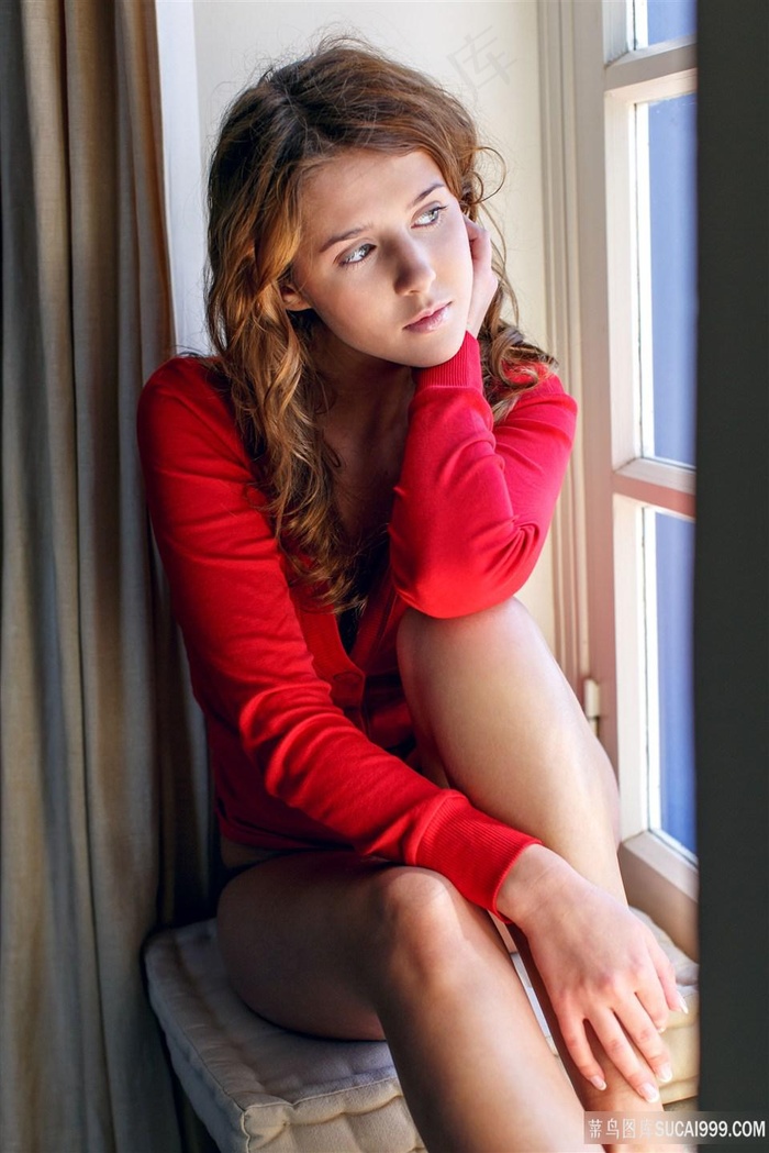 坐在窗户边的欧美美女图片