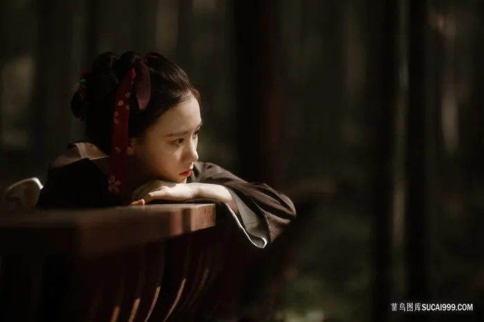 夜晚孤单的古装女子图片