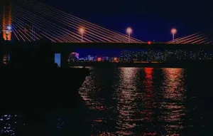夜晚的水上风景
