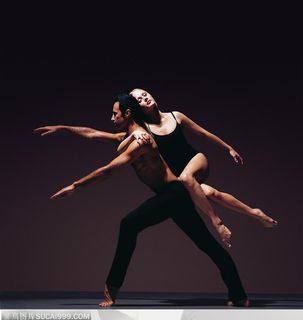 舞蹈动作-趴在外国男演员背上的美女在跳双人舞