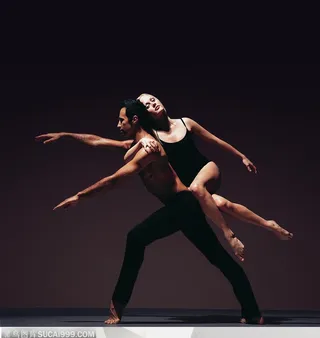 舞蹈动作-趴在外国男演员背上的美女在跳双人舞