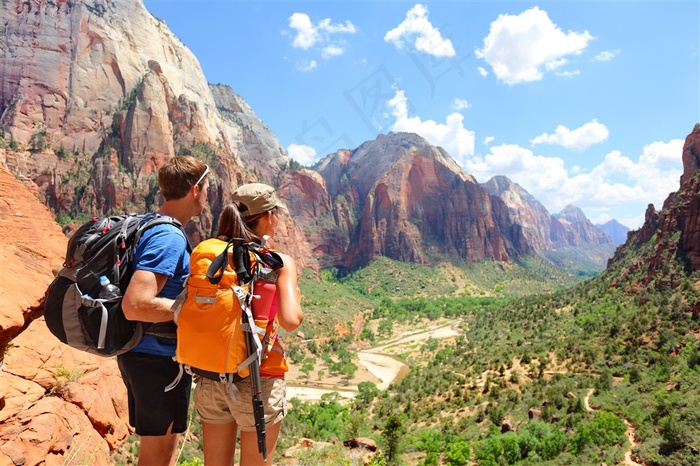 山谷中探险旅游的情侣高清图片