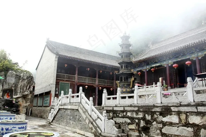 云雾缭绕下的古建筑