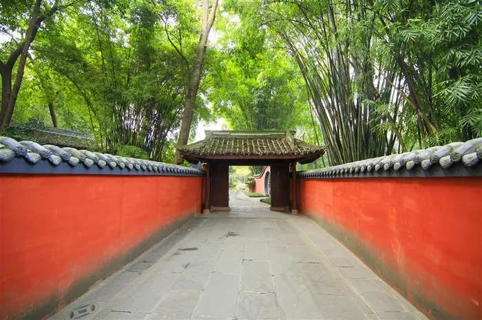 红色围墙竹林图片