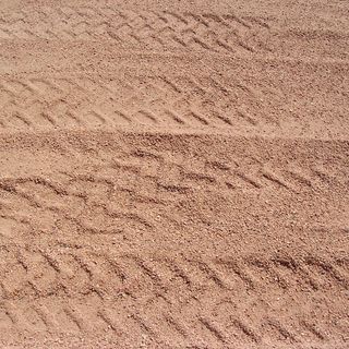 沙子地面轮胎印迹背景图片