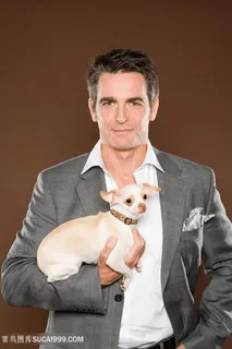 高清男人抱着吉娃娃狗狗图片