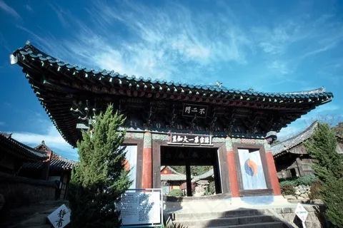 蓝天白云下的古建筑门楼 蓝天白云下的古建筑门楼