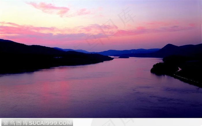 山谷中紫色的湖水