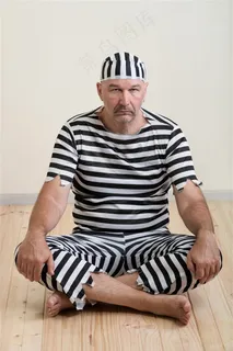 坐着的斑马服犯人 坐着的斑马服犯人