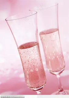 清凉饮品-高脚杯中的白葡萄酒