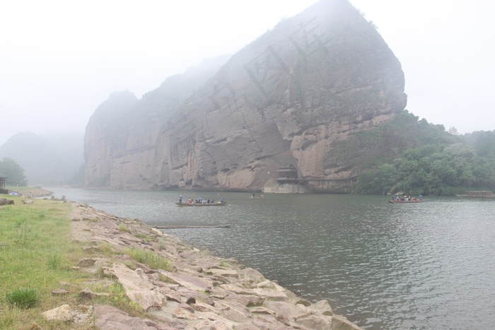 石峰下的江水船只