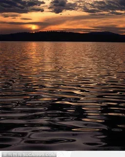 太阳落下时的湖面