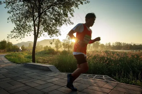 阳光下跑步图片 阳光下跑步图片