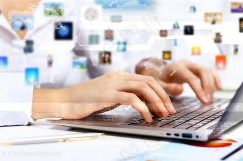 正在电脑前打字的工作人员高清