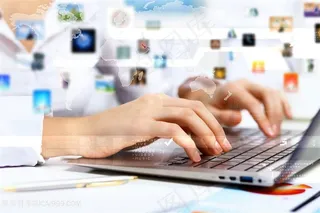 正在电脑前打字的工作人员高清