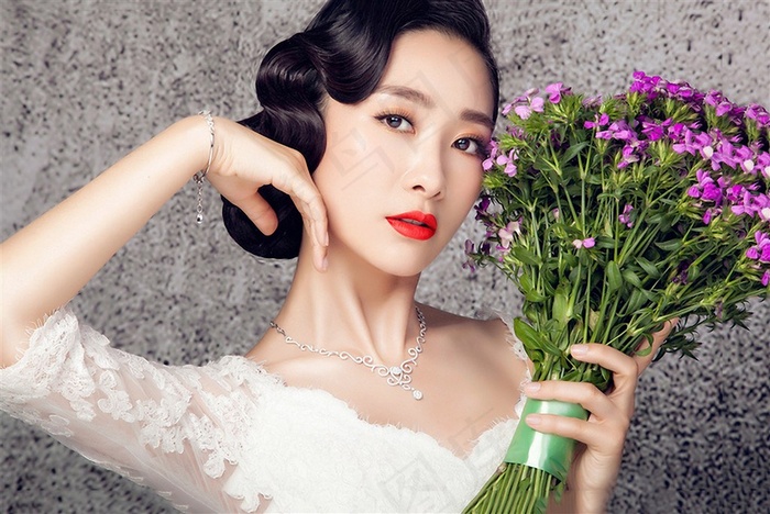 拿着一簇鲜花的美女