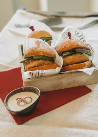 黄色美味汉堡摄影素材