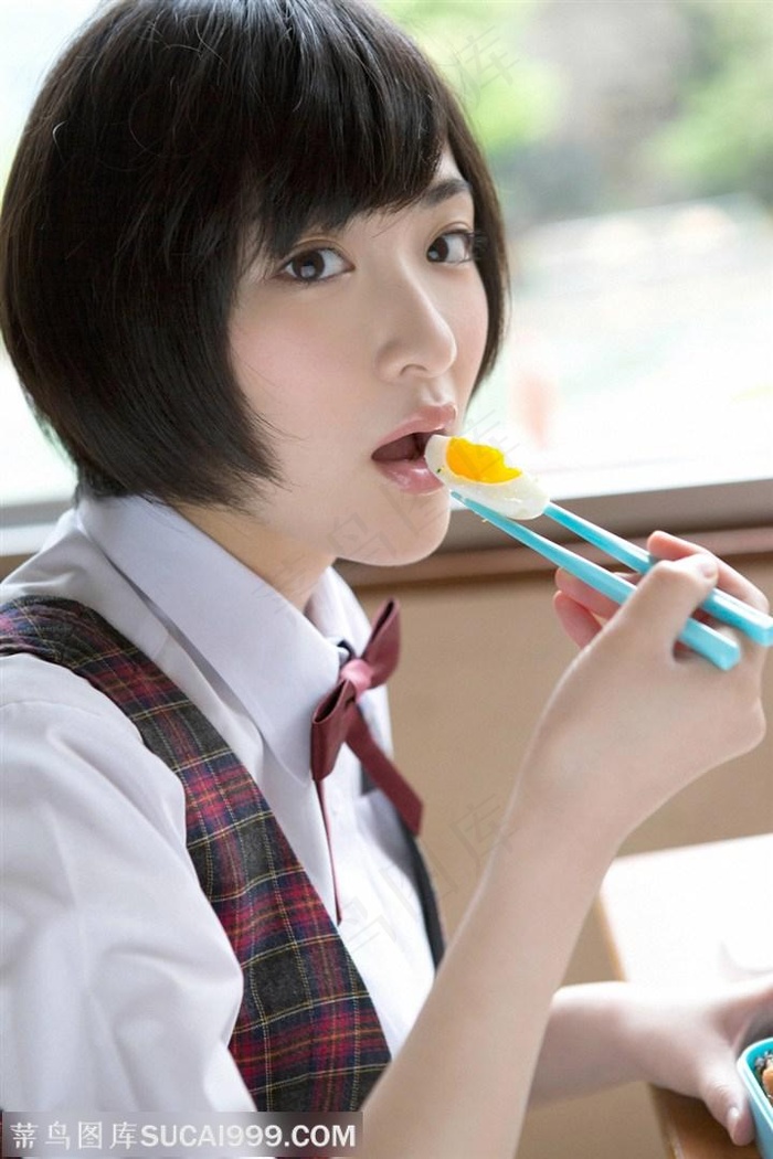 吃便当的日本清纯美女学生松井玲奈图片