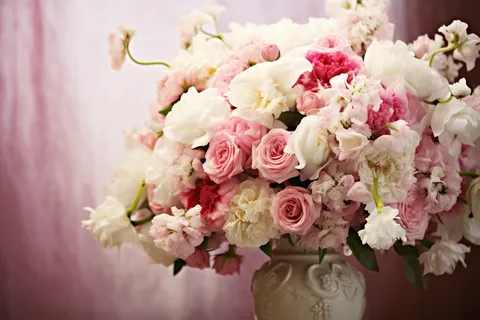 花瓶里装满了一大束鲜花粉白色摄影图 