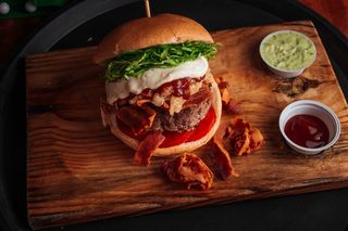 黄色美味汉堡摄影素材