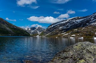 山脉湖泊全景图片
