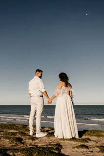 海边拍婚纱照的情侣背影图片 海边拍婚纱照的情侣背影图片