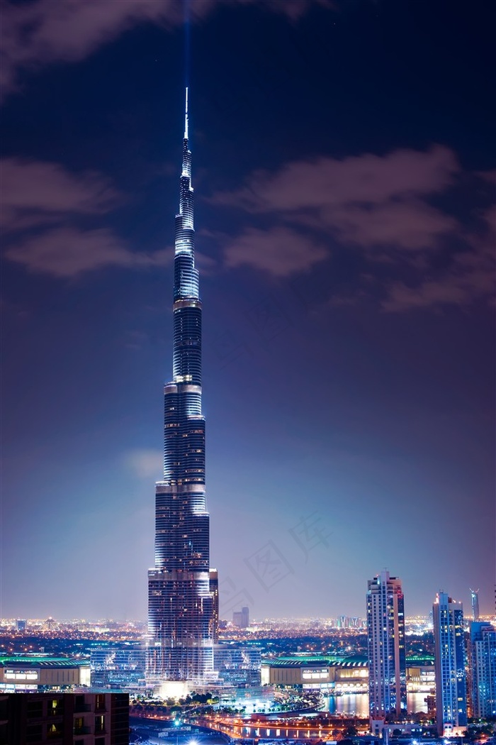 夜色下的雄伟迪拜塔图片素材