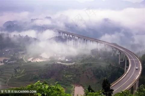 云雾缭绕的高速公路高清图片