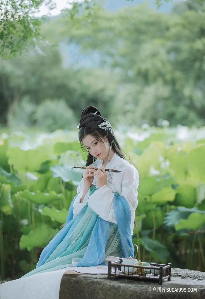 提笔写字的古装少女图片