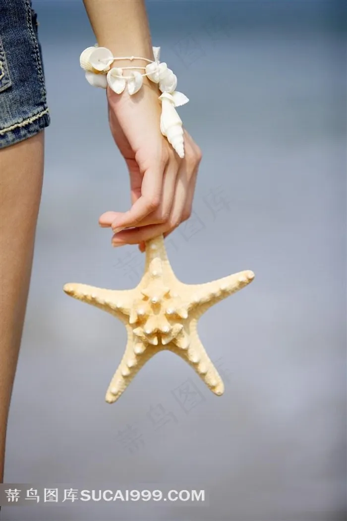 美女手拿海星图片素材
