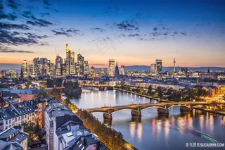 落日后的城市风景