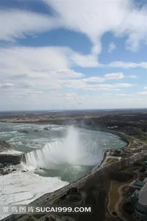 高清远处蓝天白云下的瀑布