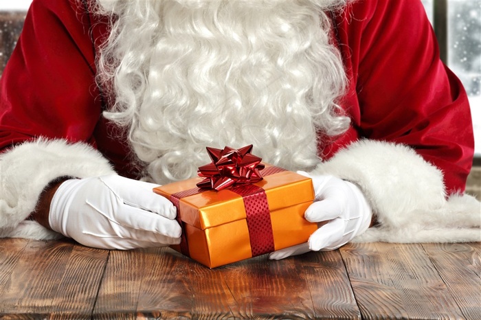 拿着圣诞礼物的圣诞老人图片