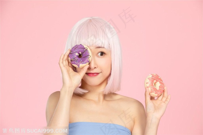 时尚活力美女拿甜甜圈