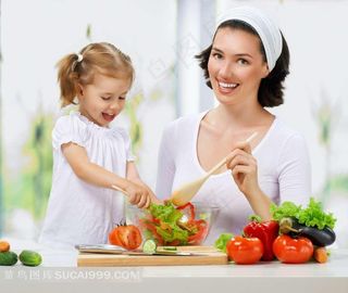 妈妈和女儿一起厨房做沙拉图片