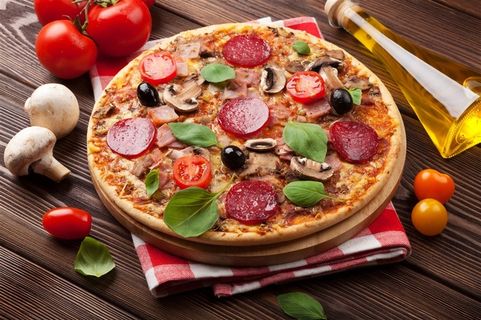 桌子上的蔬菜和披萨