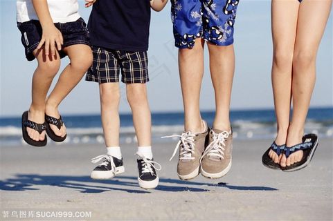 海边少年儿童跳跃的高清图片下载