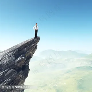 站在山峰上的职场男人创意摄影高清图片