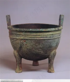 精美的三足青铜圆形鼎