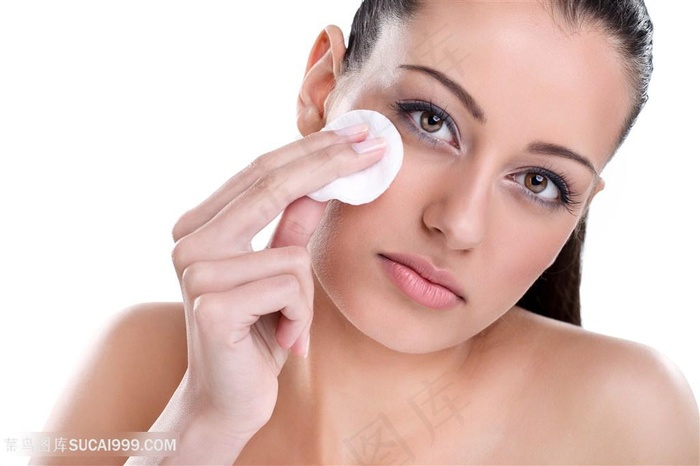 欧美美女使用化妆棉擦脸美容图片