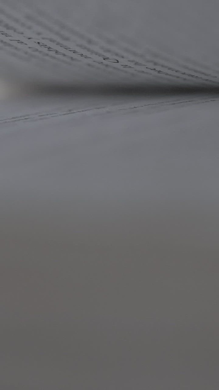 书被缓慢而仔细地翻阅