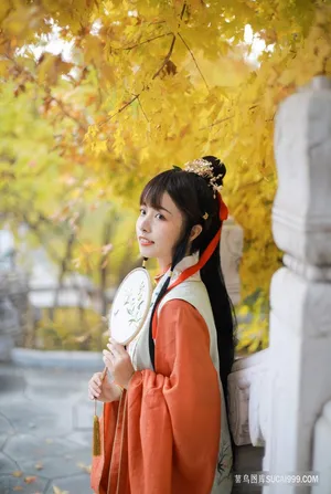 秋季户外古装写真可爱美女图片